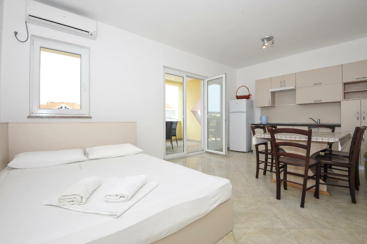 Apartmani Vrtlici Zdenka Stara Novalja Esterno foto